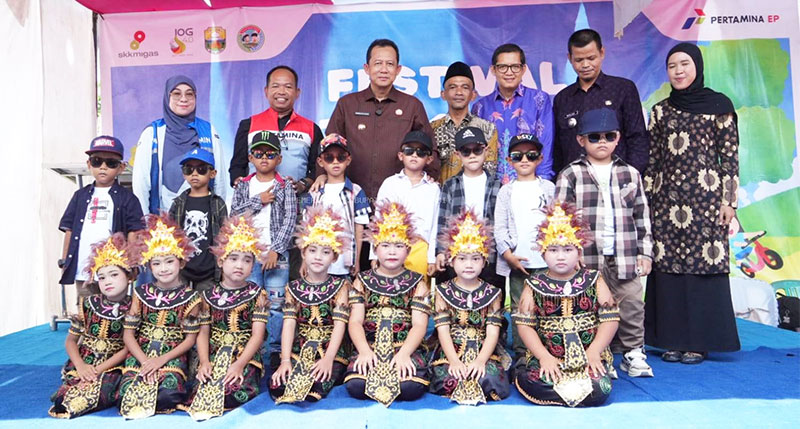 Bupati Muarojambi, Bambang Bayu Suseno, bersama anak-anak PAUD pada acara festival di Desa Talang Belido, Kamis | dki-mj