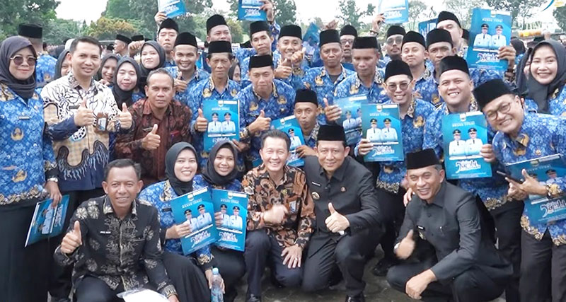 Bupati dan Wakil Bupati Muaro Jambi berfoto bersama para PPK seusai penyerahan SK dan pelantikan, Kamis | dki-mj