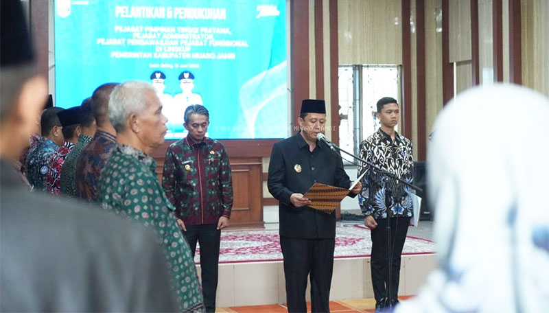 Bupati Muarojambi, Bambang Bayu Suseno, melantik puluhan pejabat eselon II, III dan IV, Jumat sore | dki-mj