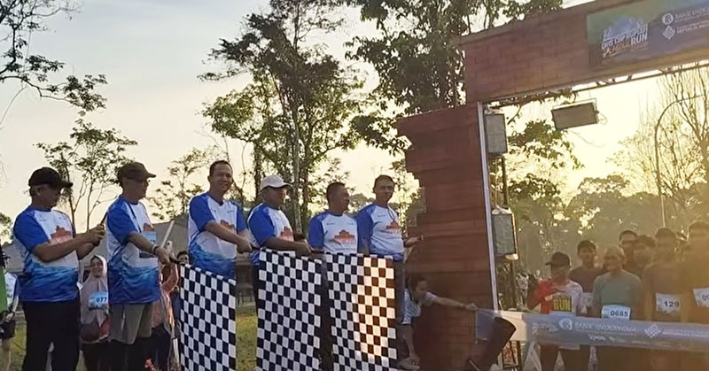 Bupati Muarojambi, Bambang Bayu Suseno, melepas 1.000 pelari peserta QRIS Cinta Bangga Paham Rupiah Temple Run 2025, Minggu | dki-mj