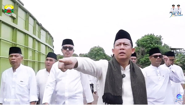 Bupati Muarojambi, Bambang Bayu Suseno, meninjau lokasi rencana pembangunan gedung workshop, di Desa Muara Kumpeh | diskominfo