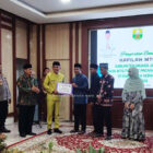 Wakil Bupati Muaro Jambi, Junaidi H Mahir, menyerahkan bonus dari Pemerintah Kabupaten Muaro Jambi, Kamis | dki-mj