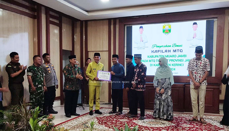 Wakil Bupati Muaro Jambi, Junaidi H Mahir, menyerahkan bonus dari Pemerintah Kabupaten Muaro Jambi, Kamis | dki-mj