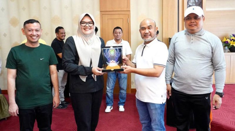 Bupati Tanjungjabung Timur, Dillah Hikmah Sari, menerima cinderamata dari Bupati Bungo, Dedy Saputra | dki-tjt