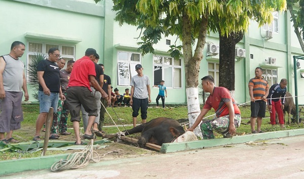 Penyembelihan hewan qurban di Markas Korem 042/Gapu, Sabtu | pr