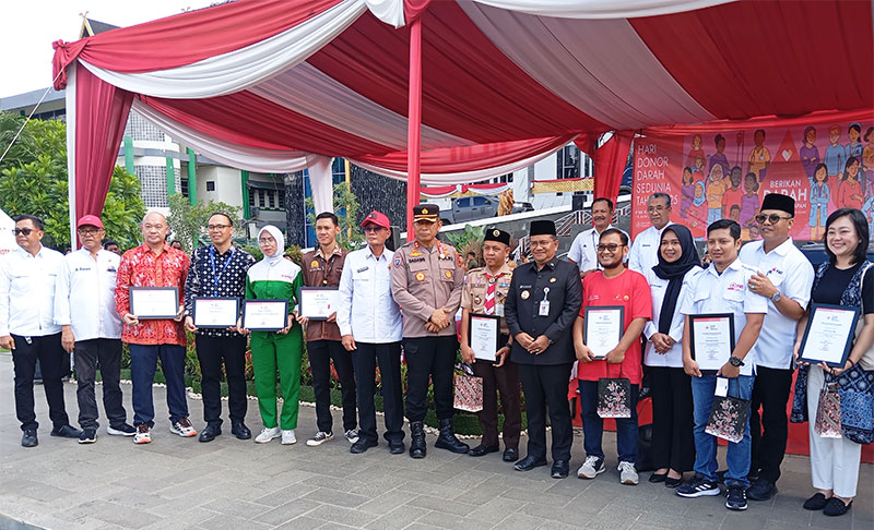Wali Kota Jambi, dr Maulana, bersama para penerima penghargaan dalam rangka Hari Donor Darah se-Dunia 2025, Senin | dia