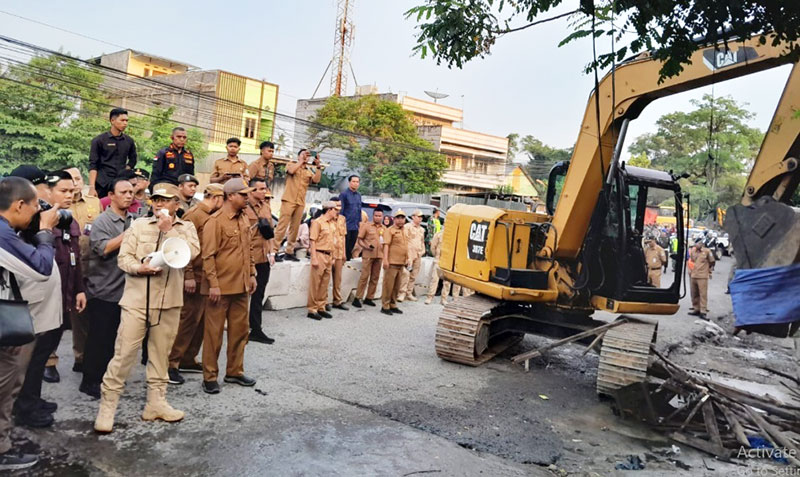 Wali Kota Jambi, Maulana, terlibat langsung dalam proses penertiban lapak dan kios Pedagang Kaki Lima di kawasan Talang Banjar, Selasa | ij