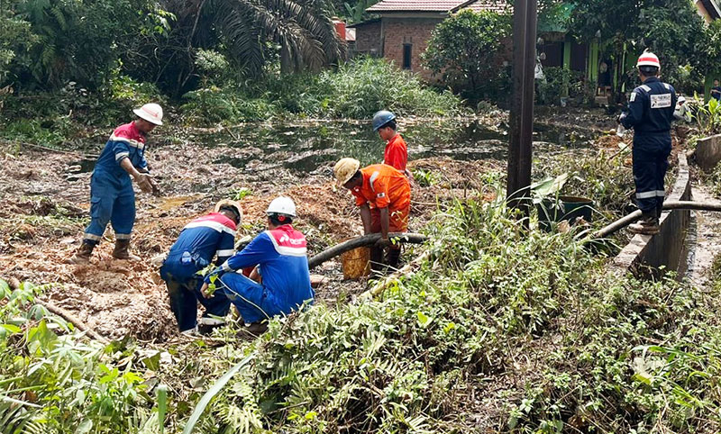 Tim Teknik PEP bergerak cepat mengatasi kebocoran minyak mentah di Desa Pondok Meja | pep