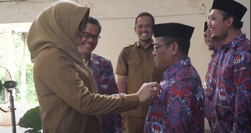 Bupati Tanjabtim, Dillah Hikmah Sari, mengukuhkan pengurus PPDI Tanjabtim periode 2024-2029 | dki-tjt