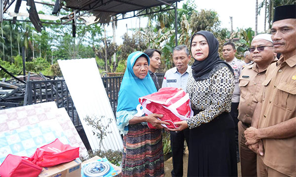Ketua TP PKK Muarojambi, Ririn Novianty, menyerahkan bantuan dari Pemkab Muarojambi kepada korban kebakaran di Desa Pudak, Minggu | dki-mj