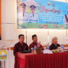 Ririn Novianty saat sosialisasi Wajib Belajar Prasekolah di Desa Talang Bukit, Bahar Utara, Kamis | dki-mj