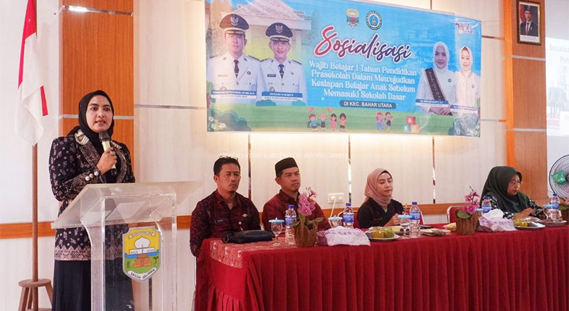 Ririn Novianty saat sosialisasi Wajib Belajar Prasekolah di Desa Talang Bukit, Bahar Utara, Kamis | dki-mj
