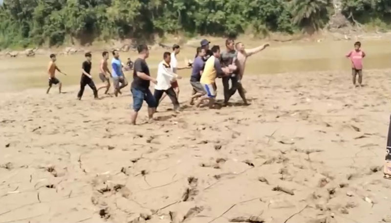 Tim SAR Gabungan bersama warga mengevakuasi jenazah Rozy, Selasa | sar