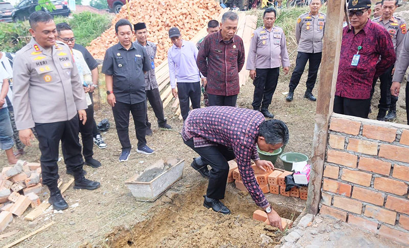 Wakil Bupati Muarojambi, Junaidi Mahir, meletakkan batu pertama pembangunan rumah layak huni, di Jambi Kecil, Kamis | dki-mj