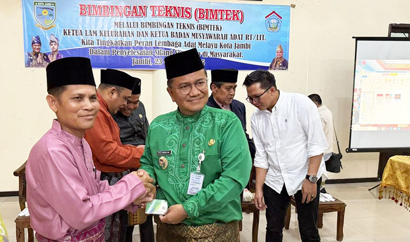 Wali Kota Jambi, Dr Maulana, menyerahkan kartu peserta BPJS Ketenagakerjaan kepada pengurus lembaga adat, Senin | pr