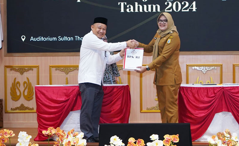 Bupati Tanjabtim, Dillah Hikmah Sari, menerima WTP, Senin | dki-tjt