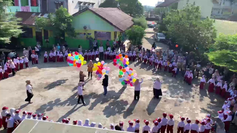 Pelepasan balon ke udara meriahkan penyambutan murid baru SDN 28/IV Kota Jambi, Rabu | asa