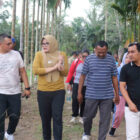 Bupati Tanjung Jabung Timur, Dillah Hikmah Sari, meninjau saluran air tersumbat, di Desa Catur Rahayu, Jumat | dki-tjt