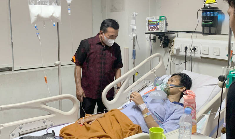 Oki saat dibentuk Gubernur Jambi di RS Fatmawati, Jakarta | ist