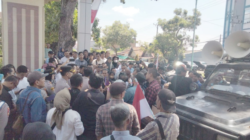 Massa Aliansi Keadilan Bersama Polri (AKBP) unjuk rasa di Polda Jambi, Senin | dia