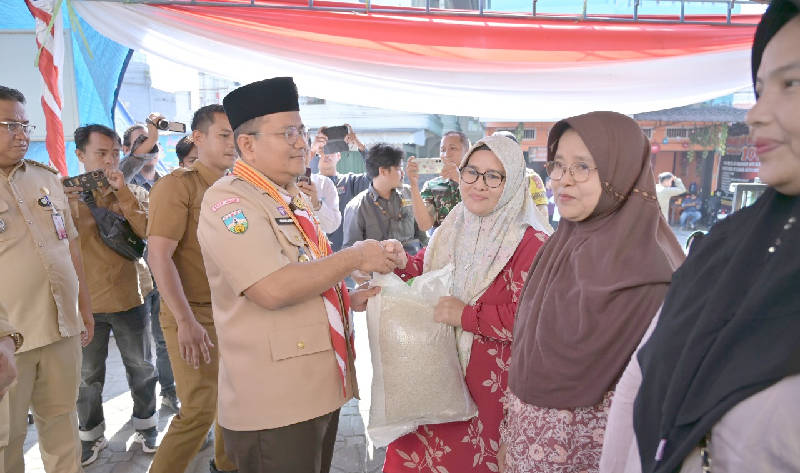 Wali Kota Jambi, Maulana, menyerahkan bantuan beras kepada warga Simpang IV Sipin, Senin | dki-kj