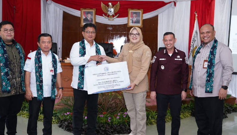 Wakil Menteri Transmigrasi, Viva Yoga Mauladi, menyerahkan bantuan 2,1 miliar rupiah kepada Bupati Tanjung Jabung Timur, Dillah Hikmah Sari, Jumat | dki