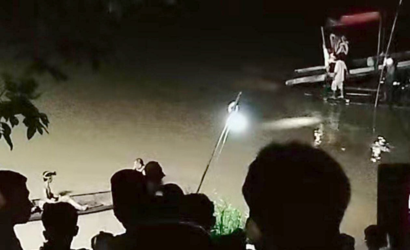 Warga berusaha mencari Adam yang tenggelam di Sungai Bayanghari, Sabtu malam | sar