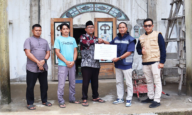 Pelindo Jambi menyalurkan banruan uang Rp100 juta untuk Masjid Al Munawarah, Tanjung Jabung Timur | pelindo 