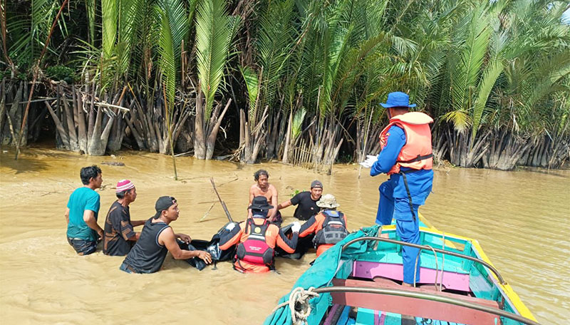 Tim SAR Gabungan saat mengevakuasi korban kecelakaan kapal yang terjadi di Desa Sungai Jeruk | sar