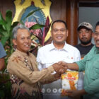 Sekda Tanjabtim, Sapril, menyerahkan bantuan benih jagung Hibrida F1 Super Bisi 18 dari PetroChina kepada kelompok tani, Jumat | dki-tjt