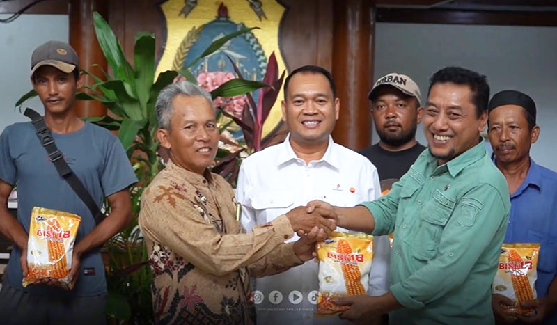 Sekda Tanjabtim, Sapril, menyerahkan bantuan benih jagung Hibrida F1 Super Bisi 18 dari PetroChina kepada kelompok tani, Jumat | dki-tjt