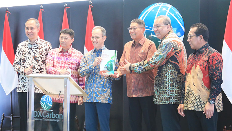 OJK meluncurkan buku Mengenal dan Memahami Perdagangan Karbon bagi Sektor Jasa Keuangan, di Jakarta, Selasa | ojk
