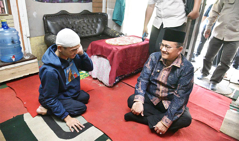 Wali Kota Jambi, Maulana, bersama Wakil Wali Kota, Diza Hazra Aljosha, menyerahkan bantuan kursi roda, Senin | dki-kj