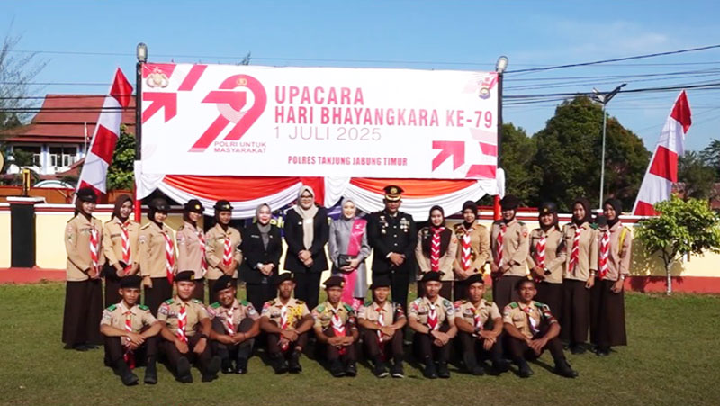 Bupati Tanjabtim, Dillah Hikmah Sari, berfoto bersama seusai upacara HUT ke-79 Bhayangkara, di Halaman Polres Tanjabtim, Selasa | dia