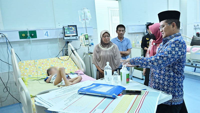 Wali Kota Jambi, Maulana, menyerahkan langsung bantuan kepada warga Kota Jambi yang membutuhkan, Jumat | dki-kj