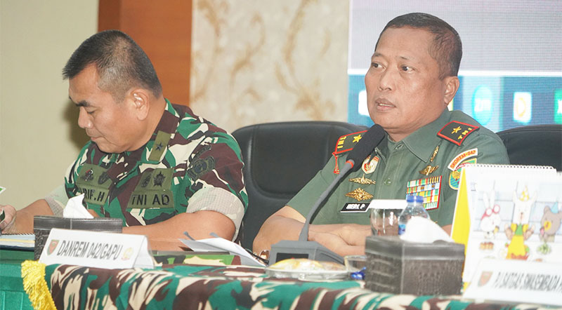 Danrem 042/Gapu, Brigjen TNI Heri Purwanto, saat memimpin rakor, Selasa | prm