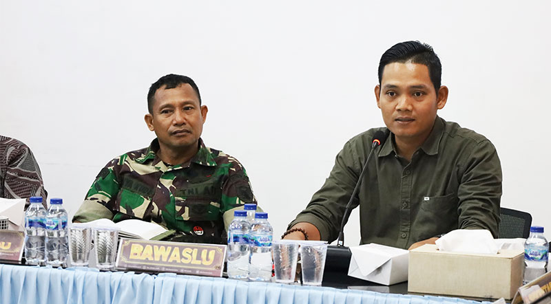 Komisioner Bawaslu Provinsi Jambi, Indra Tritusian (kanan), saat rakor PDPB, di KPU Provinsi Jambi | ded