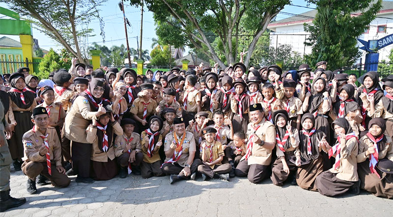 Wali Kota Jambi, Maulana, bersama anggota Pramuka di SMPN 1 Kota Jambi | dki-kj