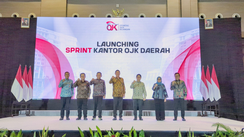 Peluncuran modul terbaru SPRINT untuk Wakil Penjamin Emisi Efek, Wakil Perantara Pedagang Efek, serta Penasihat Investasi Perorangan dilakukan oleh Kepala Eksekutif Pengawas Pasar Modal, Keuangan Derivatif, dan Bursa Karbon OJK, Inarno Djajadi, di Solo | ojk