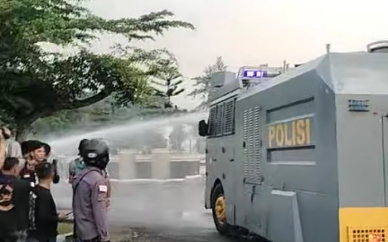 Aparat kepolisian menurunkan mobil watercannon untuk mengendalikan massa yang unjukrasa di gedung DPRD Provinsi Jambi, Jumat sore | dia