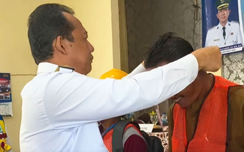Bupati Muaro Jambi, Bambang Bayu Suseno, memasang tanda peserta | dki-mj