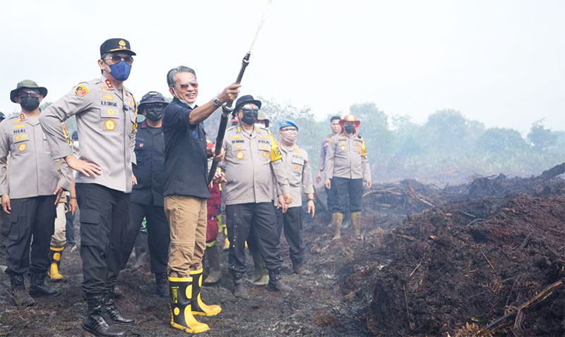 Wakil Bupati Muaro Jambi, Junaidi H Mahir, meninjau lokasi kebakaran hutan dan lahan di Desa Gambut Jaya | dki-mj