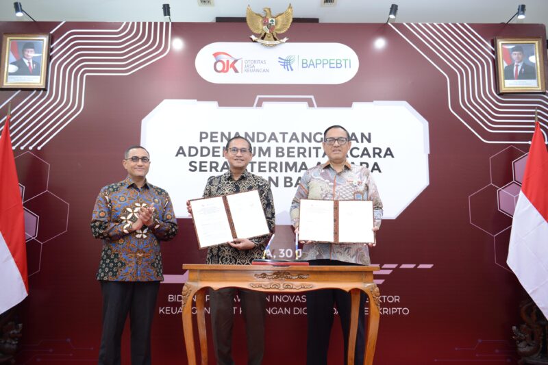 Penandatanganan addendum BAST oleh Kepala Bappebti, Tirta Karma Senjaya, dan Deputi Komisioner Pengawas Inovasi Teknologi Sektor Keuangan, Aset Keuangan Digital, dan Aset Kripto OJK, Luthfy Zain Fuadi, di Kantor OJK, Jakarta, Rabu lalu | ojk