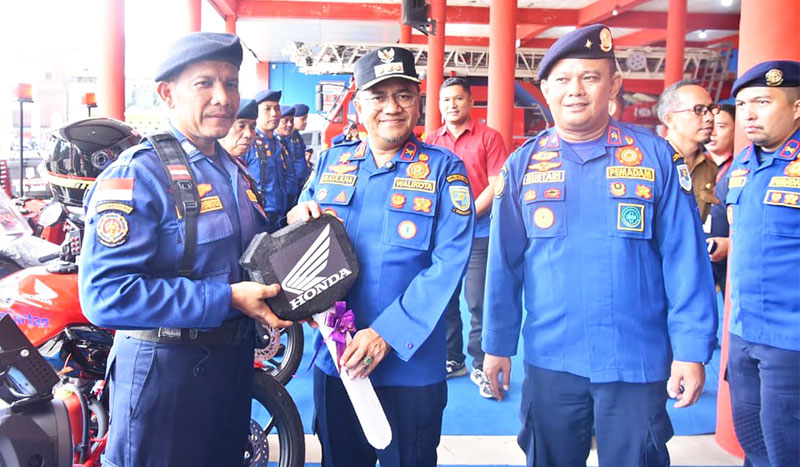 Wali Kota Jambi, Dr. dr. H. Maulana, M.K.M., menyerahkan secara simbolis kunci kendaraan rescue kepada petugas Damkartan Kota Jambi | foto : dki-mj