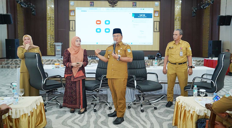 Wali Kota Jambi, Dr. Maulana, menyampaikan paparan pada verifikasi Kabupaten/Kota Sehat melalui zoom meeting, Senin | foto : dki-kj
