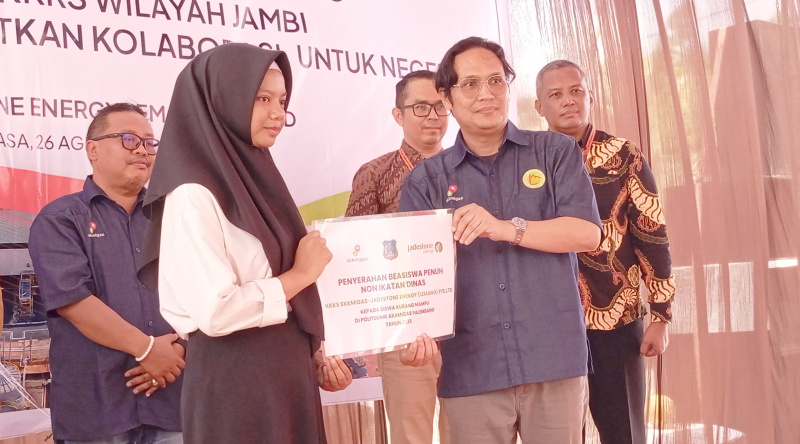 Dua putri asal Kabupaten Tanjung Jabung Barat, Jambi, menerima beasiswa migas untuk kuliah di Politeknik Akamigas, Palembang | doddi irawan