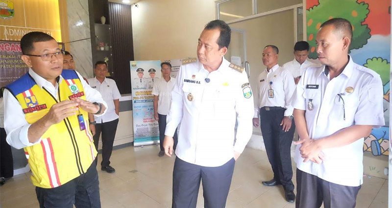 Bupati Muaro Jambi, Bambang Bayu Suseno, memerintahkan Kepala Dinas PUPR Muaro Jambi, Yultasmi, segera merenovasi Kantor Camat Kumpeh | dki-mj
