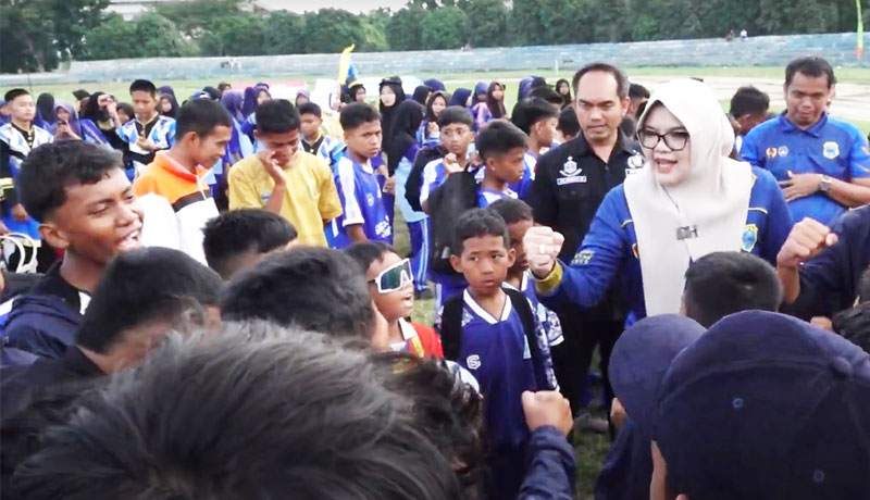 Bupati Tanjung Jabung Timur, Dillah Hikmah Sari, memberi semangat kepada anak-anak peserta Piala Soeratin | foto : dia