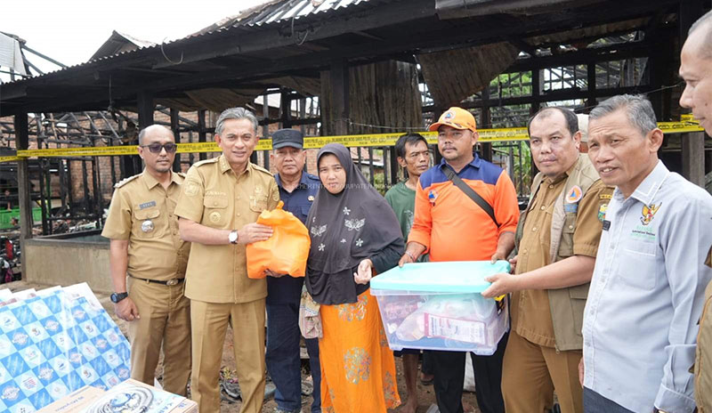 Wakil Bupati Muaro Jambi, Junaidi Mahir, langsung menyerahkan bantuan untuk korban kebakaran di Desa Penyengat Olak, Selasa | dki-mj