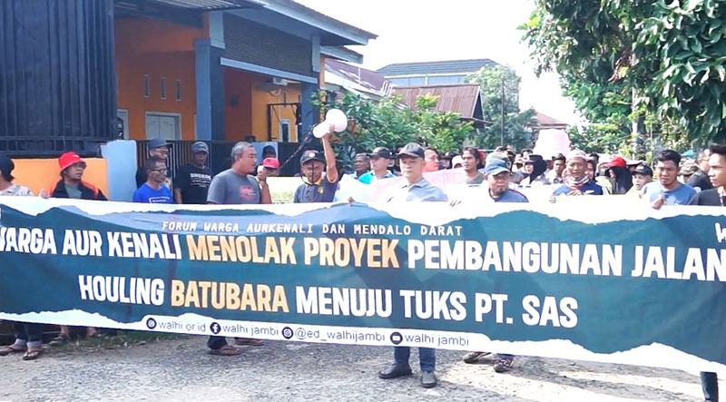 Aksi warga yang tetap menolak pembangunan jalan angkut, stockpile dan dermaga batu bara di wilayah Kelurahan Aur Kenali, Kecamatan Telanaipura, Kota Jambi | dia